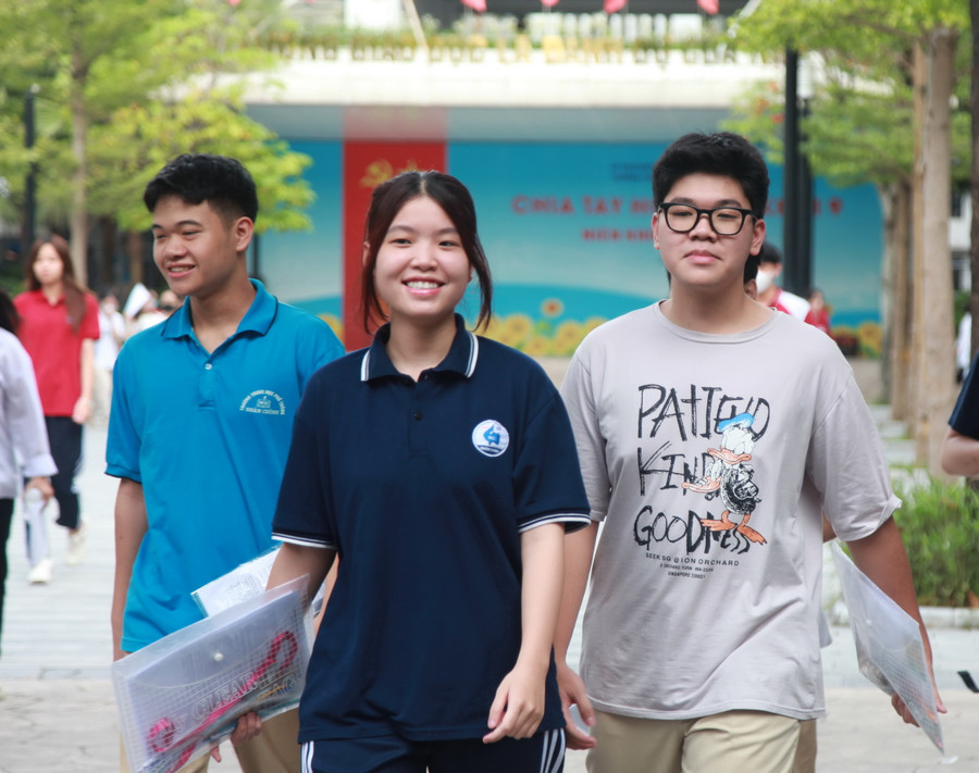 Thí sinh rời phòng thi với tâm trạng phấn khởi.