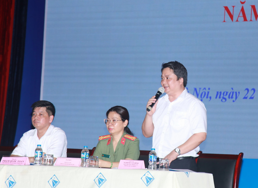 Lãnh đạo Phòng Quản lý thi và Kiểm định chất lượng, Sở GD&ĐT Hà Nội giải đáp thắc mắc của lãnh đạo các điểm thi và Ban chỉ đạo thi các quận, huyện, thị xã. Lãnh đạo Phòng Quản lý thi và Kiểm định chất lượng, Sở GD&ĐT Hà Nội giải đáp thắc mắc của lãnh đạo các điểm thi và Ban chỉ đạo thi các quận, huyện, thị xã.