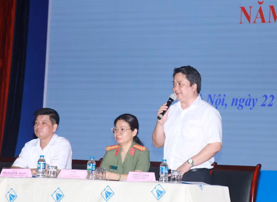 Lãnh đạo Phòng Quản lý thi và Kiểm định chất lượng, Sở GD&amp;ĐT Hà Nội giải đáp thắc mắc của lãnh đạo các điểm thi và Ban chỉ đạo thi các quận, huyện, thị xã.