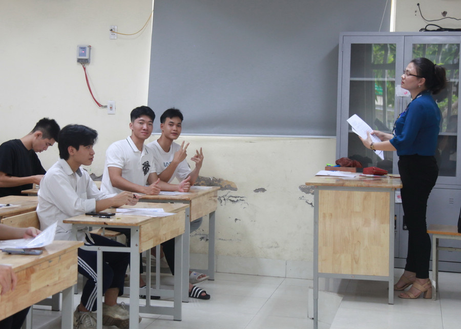 Các thí sinh tự tin trước giờ làm bài thi môn Toán. Các thí sinh tự tin trước giờ làm bài thi môn Toán.