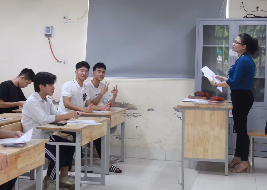 Các thí sinh tự tin trước giờ làm bài thi môn Toán.