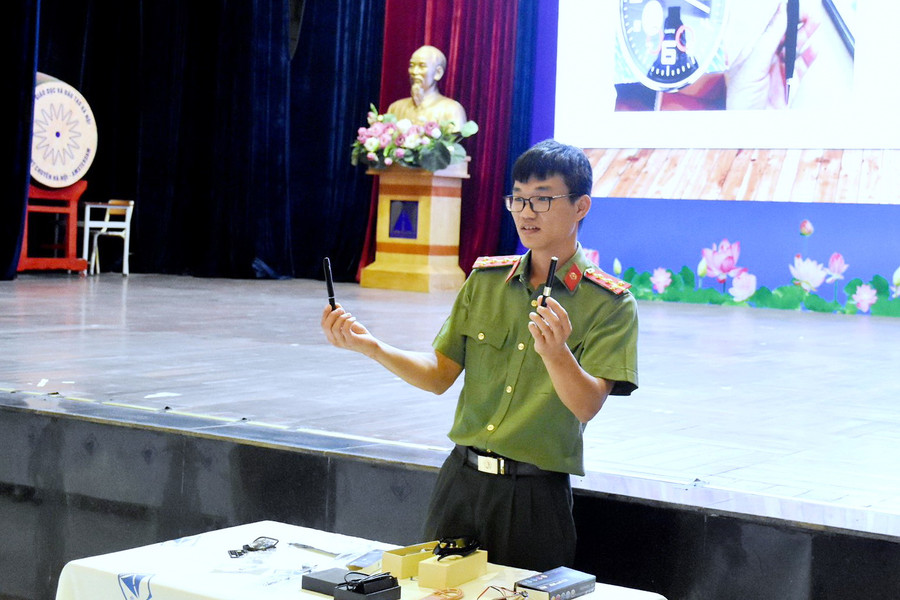 Cán bộ công an thành phố Hà Nội hướng dẫn các cán bộ coi thi cách phát hiện những thiết bị công nghệ cao dùng để gian lận thi. Cán bộ công an thành phố Hà Nội hướng dẫn các cán bộ coi thi cách phát hiện những thiết bị công nghệ cao dùng để gian lận thi.