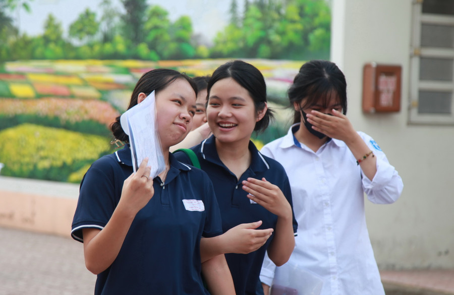 Dù băn khoăn với một số câu hỏi nhưng thí sinh rời phòng thi với tâm trạng phấn khởi Dù băn khoăn với một số câu hỏi nhưng thí sinh rời phòng thi với tâm trạng phấn khởi