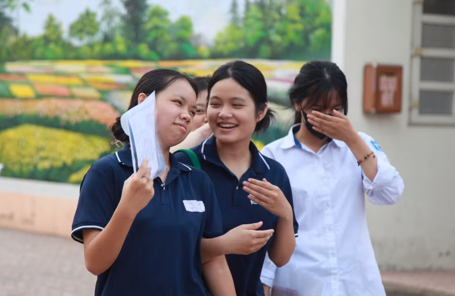 Dù băn khoăn với một số câu hỏi nhưng thí sinh rời phòng thi với tâm trạng phấn khởi