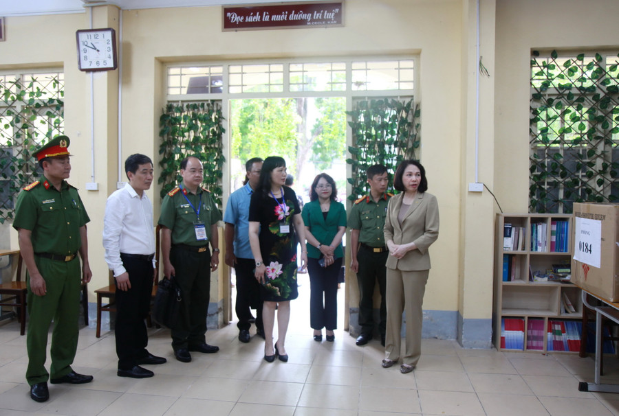 Phó Chủ tịch UBND thành phố Hà Nội Vũ Thu Hà kiểm tra tại Điểm thi Trường THPT Việt Đức (quận Hoàn Kiếm) Phó Chủ tịch UBND thành phố Hà Nội Vũ Thu Hà kiểm tra tại Điểm thi Trường THPT Việt Đức (quận Hoàn Kiếm)