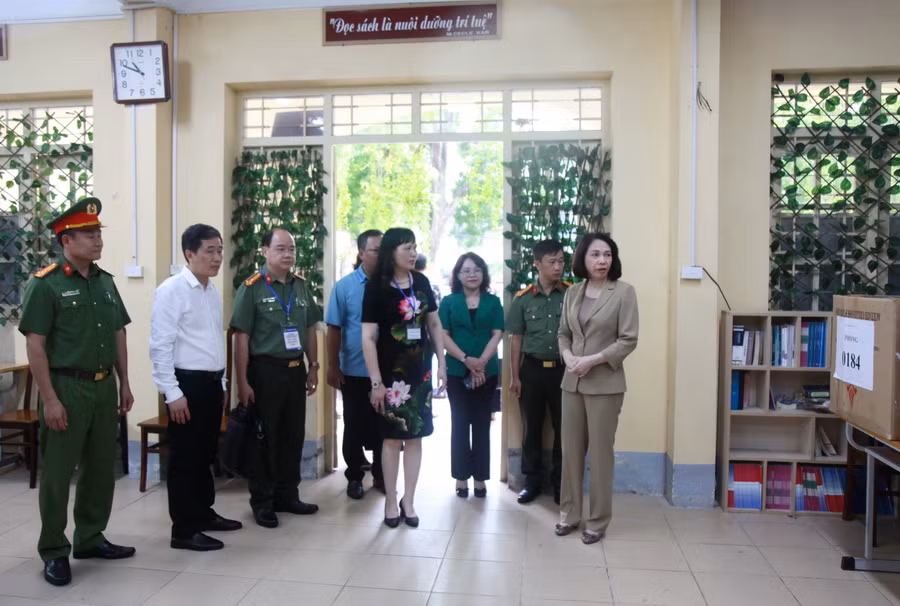 Phó Chủ tịch UBND thành phố Hà Nội Vũ Thu Hà kiểm tra tại Điểm thi Trường THPT Việt Đức (quận Hoàn Kiếm)