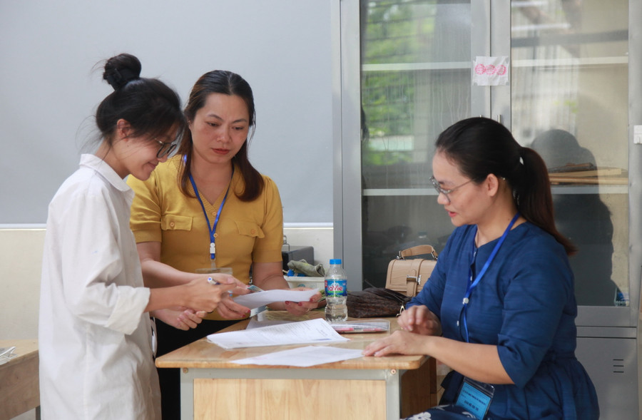 Hướng dẫn thí sinh kiểm tra thông tin cần thiết. Hướng dẫn thí sinh kiểm tra thông tin cần thiết.