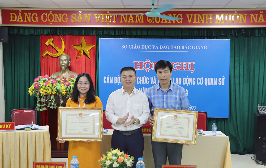 Ông Bạch Đăng Khoa - Phó Giám đốc Sở GDĐT thừa ủy quyền Chủ tịch UBND tỉnh trao tặng danh hiệu Chiến sĩ thi đua cấp tỉnh cho bà Đào Thị Minh Hải - Phó Trưởng phòng GDTrH&GDTX và ông Phạm Hoàn - Chuyên viên phòng Tổ chức cán bộ. Ông Bạch Đăng Khoa - Phó Giám đốc Sở GDĐT thừa ủy quyền Chủ tịch UBND tỉnh trao tặng danh hiệu Chiến sĩ thi đua cấp tỉnh cho bà Đào Thị Minh Hải - Phó Trưởng phòng GDTrH&GDTX và ông Phạm Hoàn - Chuyên viên phòng Tổ chức cán bộ.