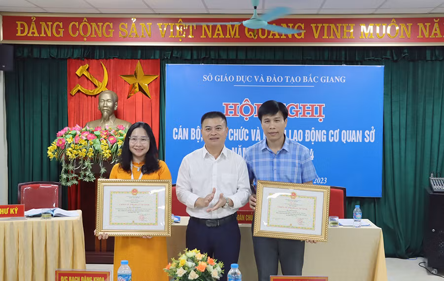 Ông Bạch Đăng Khoa - Phó Giám đốc Sở GDĐT thừa ủy quyền Chủ tịch UBND tỉnh trao tặng danh hiệu Chiến sĩ thi đua cấp tỉnh cho bà Đào Thị Minh Hải - Phó Trưởng phòng GDTrH&GDTX và ông Phạm Hoàn - Chuyên viên phòng Tổ chức cán bộ.