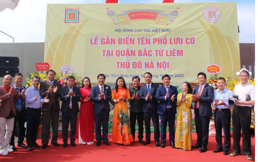 Lãnh đạo quận Bắc Từ Liêm cùng các đại biểu chúc mừng gắn biển tên phố Lưu Cơ và đại diện dòng họ Lưu Việt Nam.