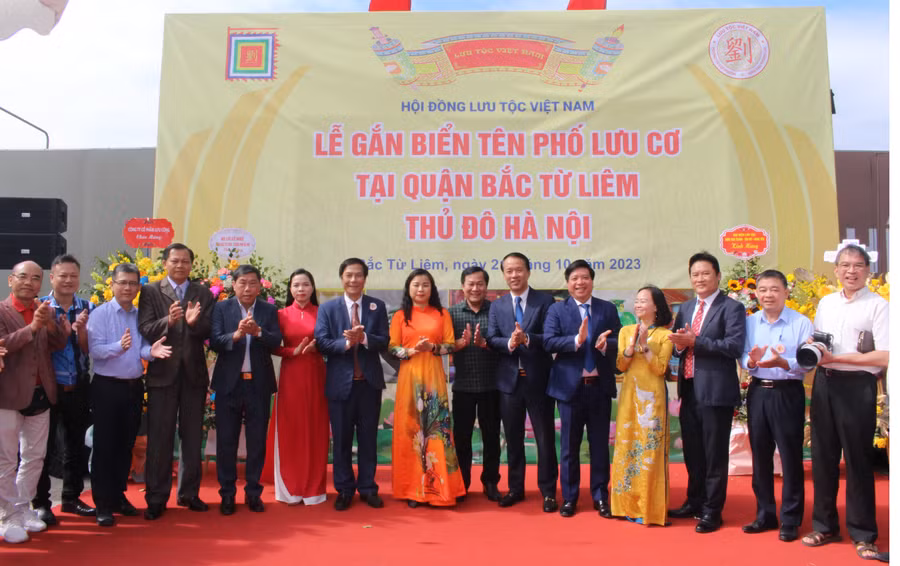 Lãnh đạo quận Bắc Từ Liêm cùng các đại biểu chúc mừng gắn biển tên phố Lưu Cơ và đại diện dòng họ Lưu Việt Nam.