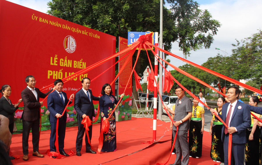 Đại biểu thực hiện nghi thức gắn biển tên phố Lưu Cơ.