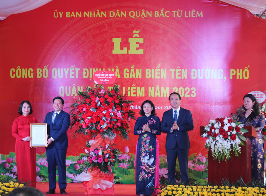 Phó Bí thư Thường trực Thành ủy Hà Nội Nguyễn Thị Tuyến trao Quyết định và chúc mừng đặt tên đường phố.