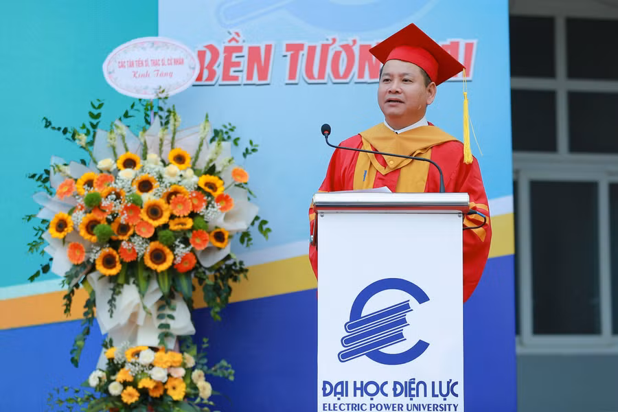 PGS.TS Đinh Văn Châu - Quyền Hiệu trưởng Trường Đại học Điện lực phát biểu chúc mừng các tân Tiến sĩ, thạc sỹ, cử nhân, kỹ sư tại lễ tốt nghiệp.