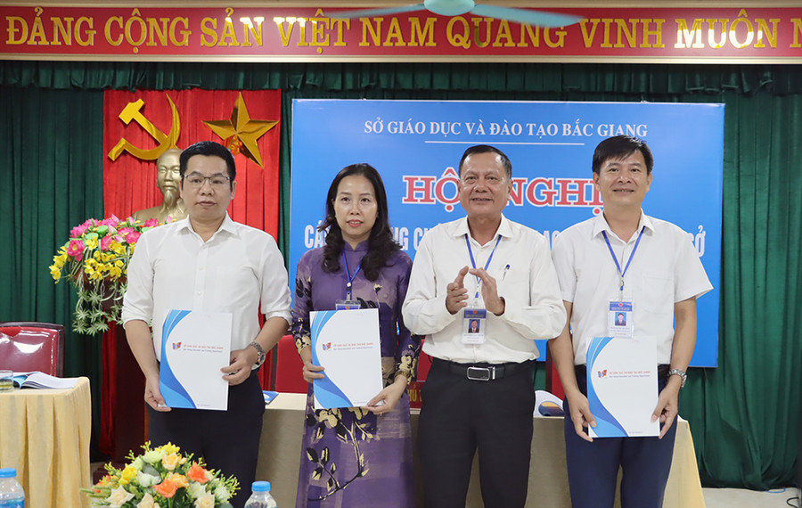 Ông Nguyễn Văn Thêm - Phó Giám đốc Sở GD&ĐT trao quyết định bổ nhiệm, bổ nhiệm lại các đồng chí lãnh đạo phòng. Ông Nguyễn Văn Thêm - Phó Giám đốc Sở GD&ĐT trao quyết định bổ nhiệm, bổ nhiệm lại các đồng chí lãnh đạo phòng.