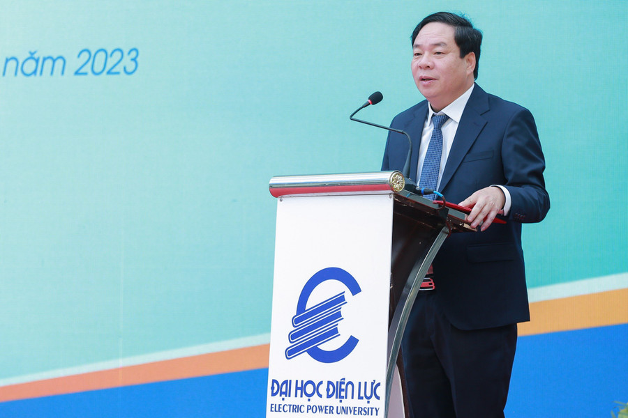 Cũng trong buổi lễ, PGS.TS Vũ Đình Ngọ - Chủ tịch Hội đồng trường Trường Đại học Điện lực đã phát biểu chỉ đạo. Cũng trong buổi lễ, PGS.TS Vũ Đình Ngọ - Chủ tịch Hội đồng trường Trường Đại học Điện lực đã phát biểu chỉ đạo.
