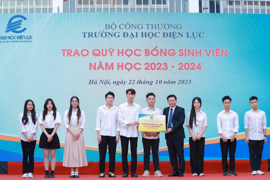 PGS.TS Đinh Văn Châu - Quyền Hiệu trưởng Trường Đại học Điện lực trao học bổng cho sinh viên.