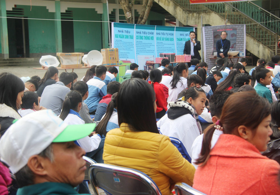 Ngành y tế Hà Giang tuyên truyền, hướng dẫn người dân sử dụng nhà tiêu hợp vệ sinh. Ngành y tế Hà Giang tuyên truyền, hướng dẫn người dân sử dụng nhà tiêu hợp vệ sinh.