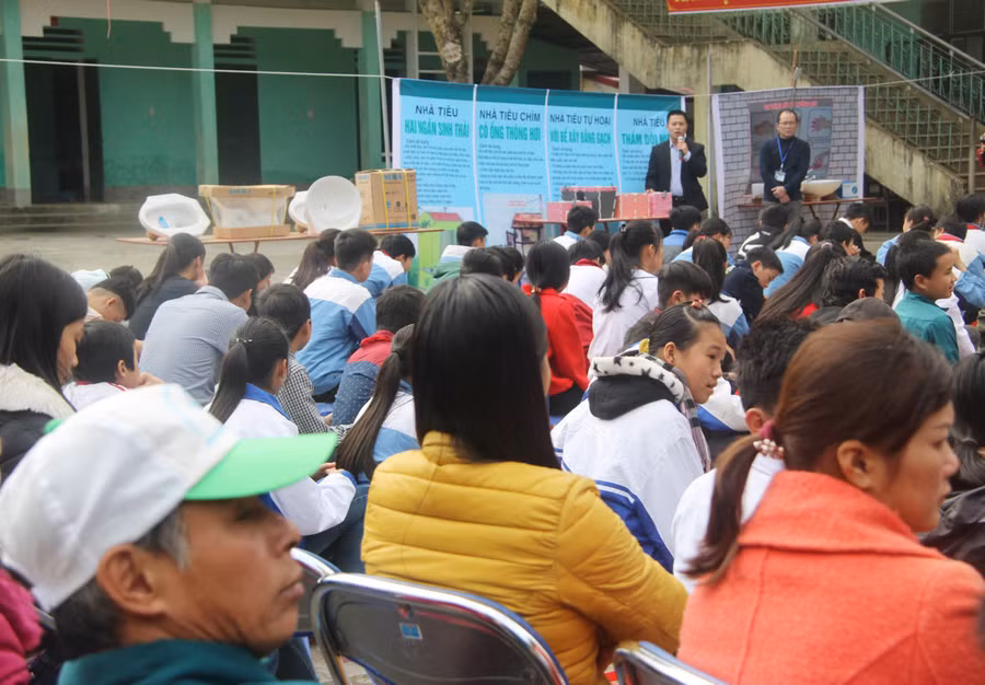 Ngành y tế Hà Giang tuyên truyền, hướng dẫn người dân sử dụng nhà tiêu hợp vệ sinh.