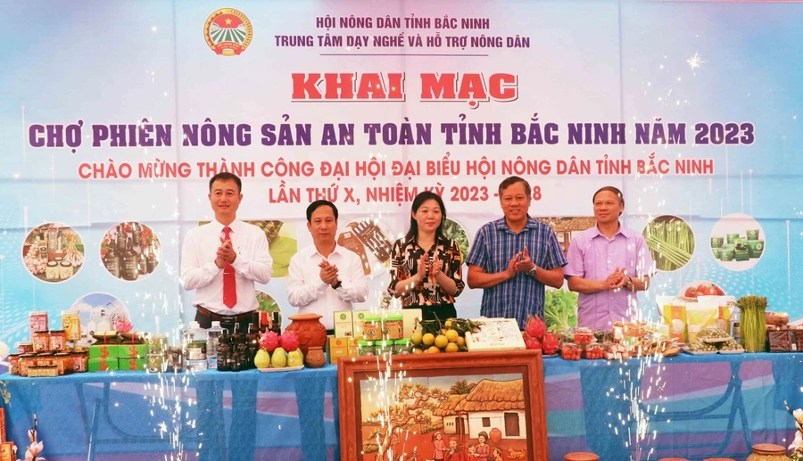 Lãnh đạo Hội Nông dân và Ban Quản lý ATTP tỉnh Bắc Ninh khai mạc chợ phiên.