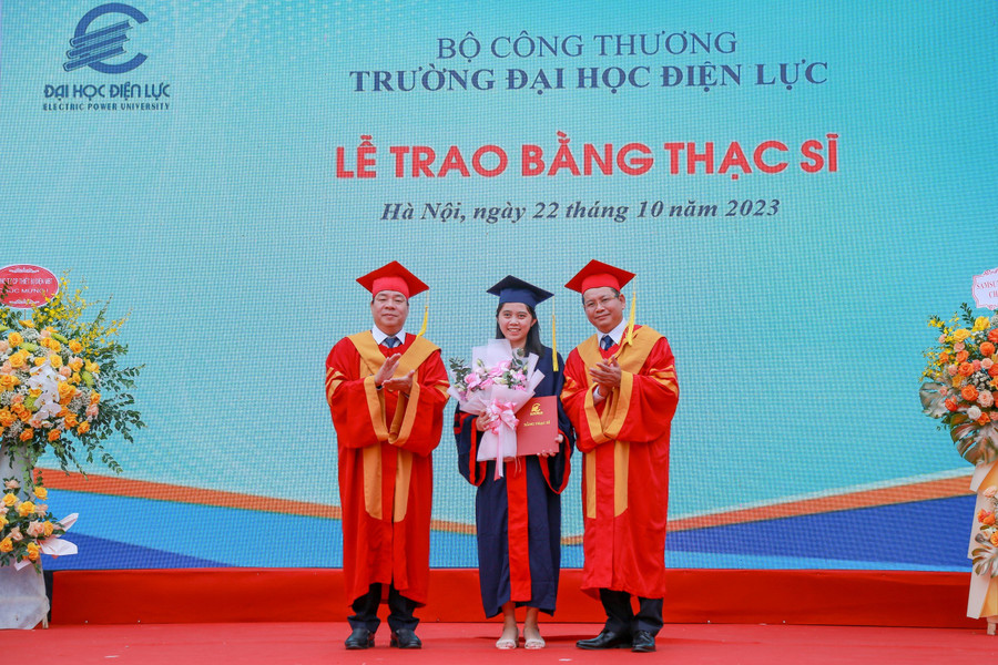 PGS.TS Vũ Đình Ngọ - Chủ tịch Hội đồng trường (bên trái) và PGS.TS Đinh Văn Châu - Quyền Hiệu trưởng trường Đại học Điện lực trao bằng tốt nghiệp và chúc mừng tân thạc sĩ. PGS.TS Vũ Đình Ngọ - Chủ tịch Hội đồng trường (bên trái) và PGS.TS Đinh Văn Châu - Quyền Hiệu trưởng trường Đại học Điện lực trao bằng tốt nghiệp và chúc mừng tân thạc sĩ.