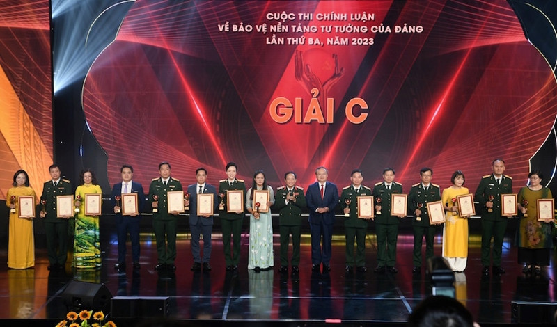 Ban tổ chức trao giải cho tác giả, nhóm tác giả đoạt giải C. Ban tổ chức trao giải cho tác giả, nhóm tác giả đoạt giải C.