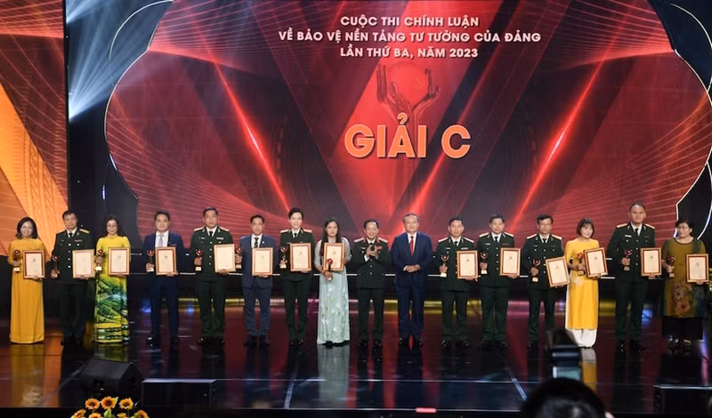 Ban tổ chức trao giải cho tác giả, nhóm tác giả đoạt giải C.