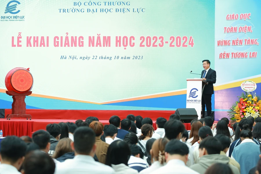 PGS.TS Đinh Văn Châu - Quyền Hiệu trưởng Trường Đại học Điện lực phát biểu khai giảng năm học.