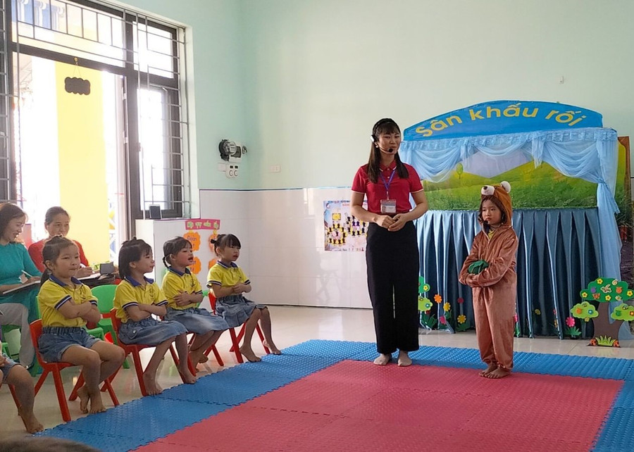 Giáo viên mầm non trong giờ lên lớp. Giáo viên mầm non trong giờ lên lớp.