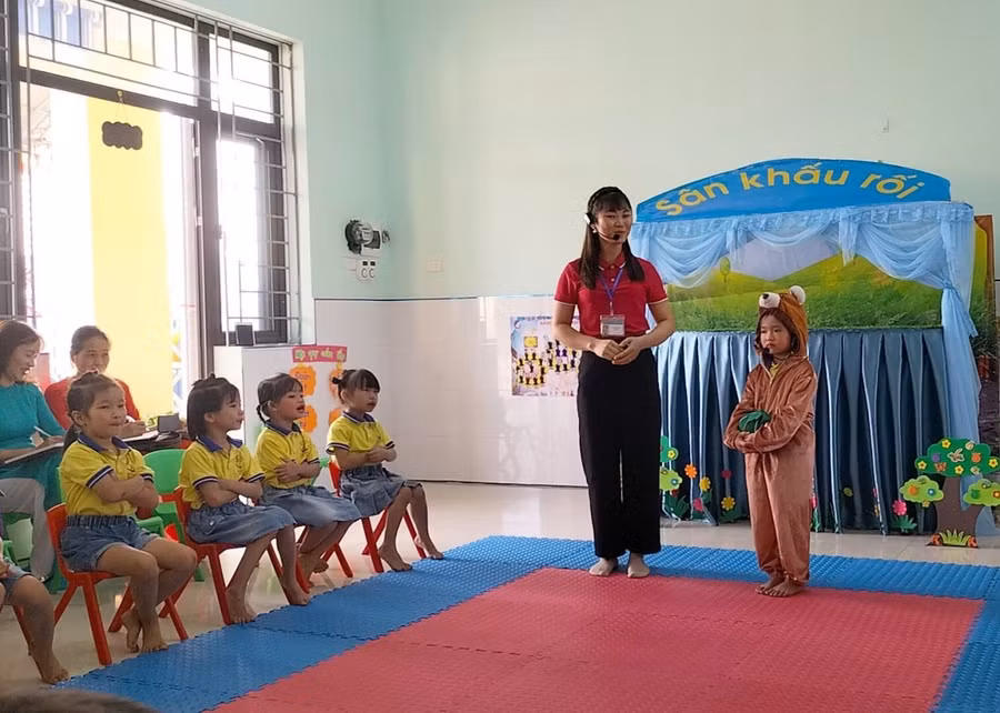 Giáo viên mầm non trong giờ lên lớp.