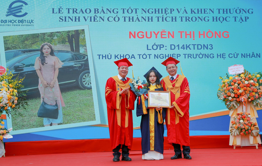 PGS.TS Vũ Đình Ngọ - Chủ tịch Hội đồng trường (bên trái) và PGS.TS Đinh Văn Châu - Quyền Hiệu trưởng trường Đại học Điện lực trao bằng tốt nghiệp và chúc mừng thủ khoa tốt nghiệp. PGS.TS Vũ Đình Ngọ - Chủ tịch Hội đồng trường (bên trái) và PGS.TS Đinh Văn Châu - Quyền Hiệu trưởng trường Đại học Điện lực trao bằng tốt nghiệp và chúc mừng thủ khoa tốt nghiệp.
