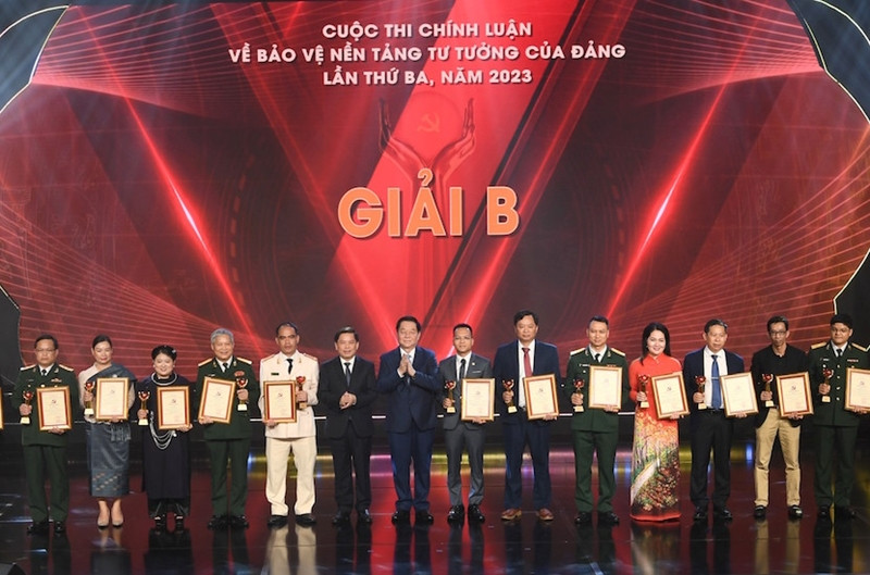 Ông Nguyễn Trọng Nghĩa và ông Nguyễn Văn Thể, Bí thư Đảng ủy Khối Cơ quan Trung ương trao giải cho tác giả, nhóm tác giả đoạt giải B. Ông Nguyễn Trọng Nghĩa và ông Nguyễn Văn Thể, Bí thư Đảng ủy Khối Cơ quan Trung ương trao giải cho tác giả, nhóm tác giả đoạt giải B.