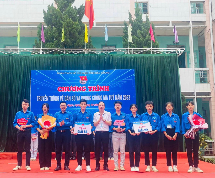 Thầy Phạm Hồng Dương (áo trắng) và ban tổ chức chương trình trao giải cho học sinh. Thầy Phạm Hồng Dương (áo trắng) và ban tổ chức chương trình trao giải cho học sinh.
