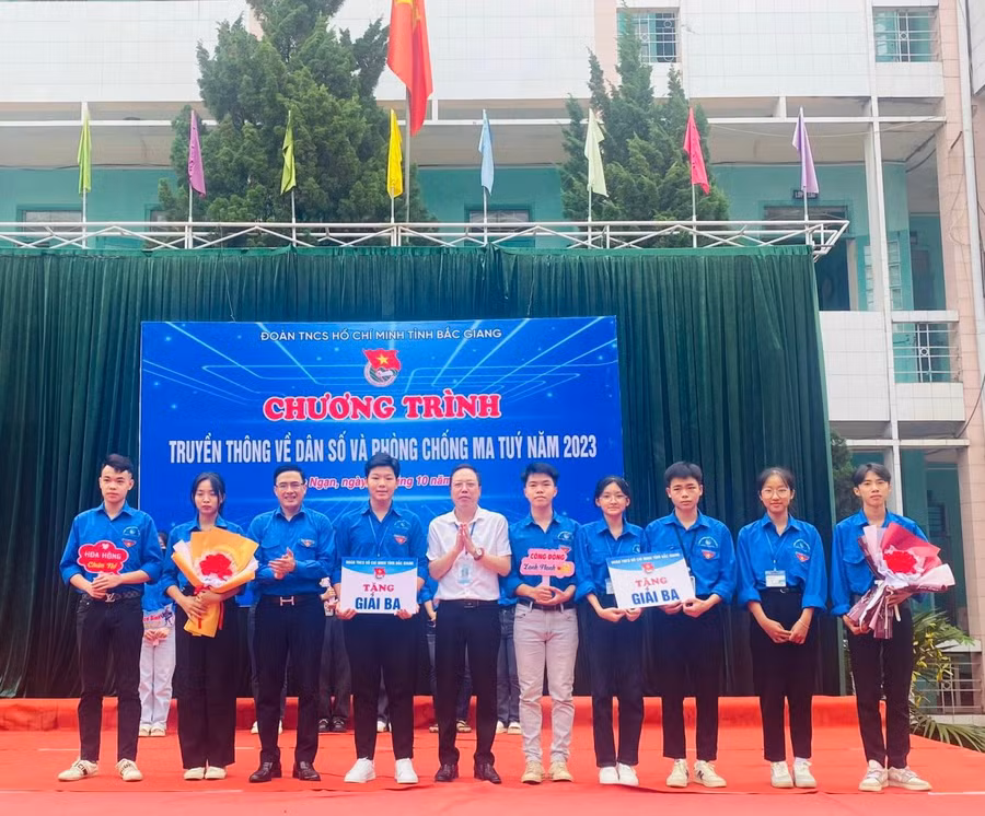 Thầy Phạm Hồng Dương (áo trắng) và ban tổ chức chương trình trao giải cho học sinh.