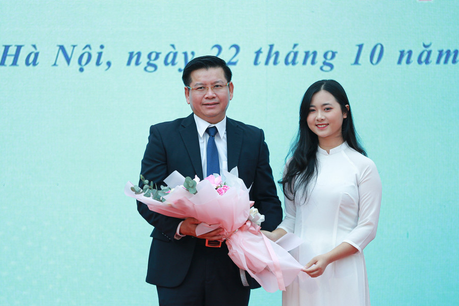 Tân sinh viên Đào Hồng Ngọc tặng hoa cho PGS.TS Đinh Văn Châu. Tân sinh viên Đào Hồng Ngọc tặng hoa cho PGS.TS Đinh Văn Châu.