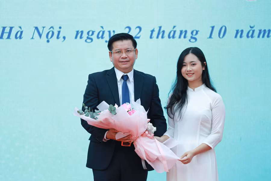 Tân sinh viên Đào Hồng Ngọc tặng hoa cho PGS.TS Đinh Văn Châu.