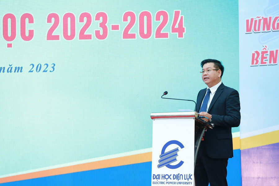 PGS.TS Đinh Văn Châu - Quyền Hiệu trưởng Trường Đại học Điện lực phát biểu khai giảng năm học. PGS.TS Đinh Văn Châu - Quyền Hiệu trưởng Trường Đại học Điện lực phát biểu khai giảng năm học.