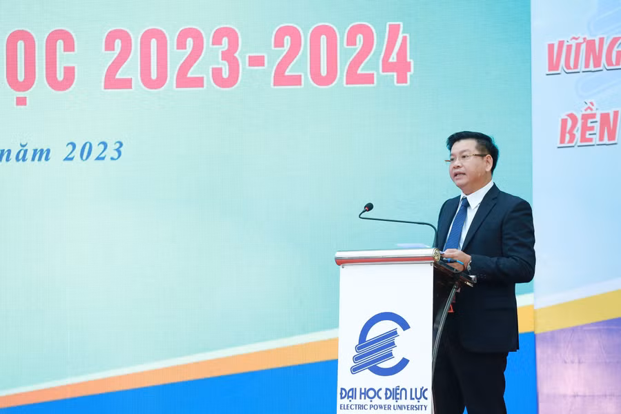 PGS.TS Đinh Văn Châu - Quyền Hiệu trưởng Trường Đại học Điện lực phát biểu khai giảng năm học.