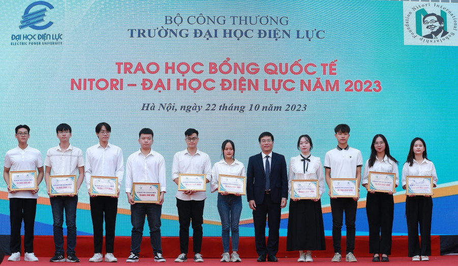 Trao học bổng cho sinh viên năm học 2023 - 2024. Trao học bổng cho sinh viên năm học 2023 - 2024.
