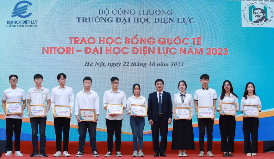 Trao học bổng cho sinh viên năm học 2023 - 2024.