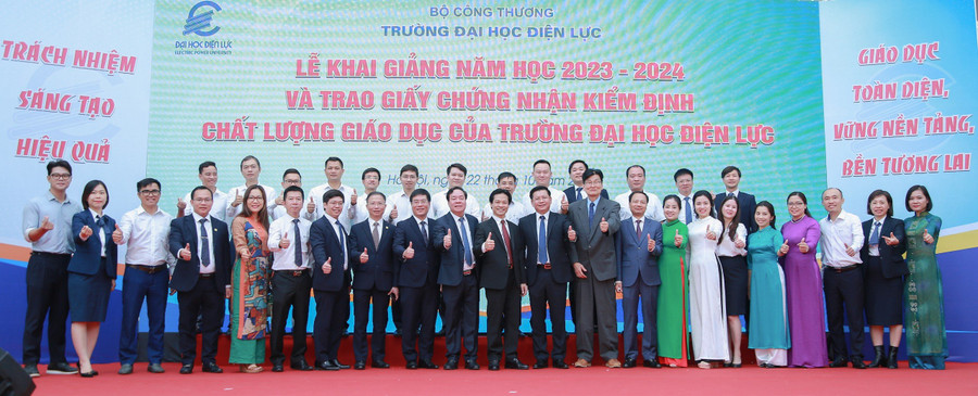 Các đại biểu chụp ảnh lưu niệm tại buổi lễ khai giảng và trao giấy chứng nhận KĐCLGD.