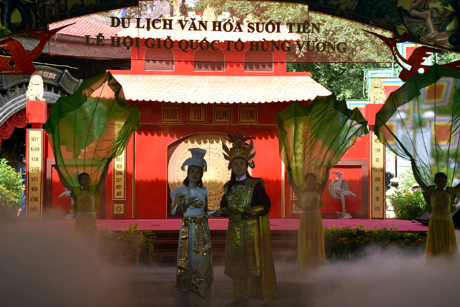 Nghệ sĩ Cẩm Ly và Quốc Đại trong một tiết múc sân khấu hóa