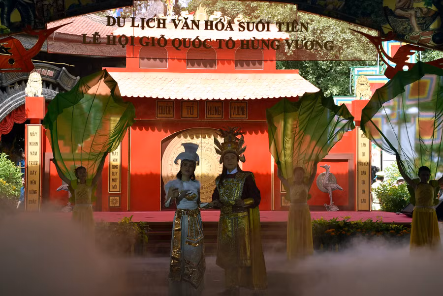 Nghệ sĩ Cẩm Ly và Quốc Đại trong một tiết múc sân khấu hóa