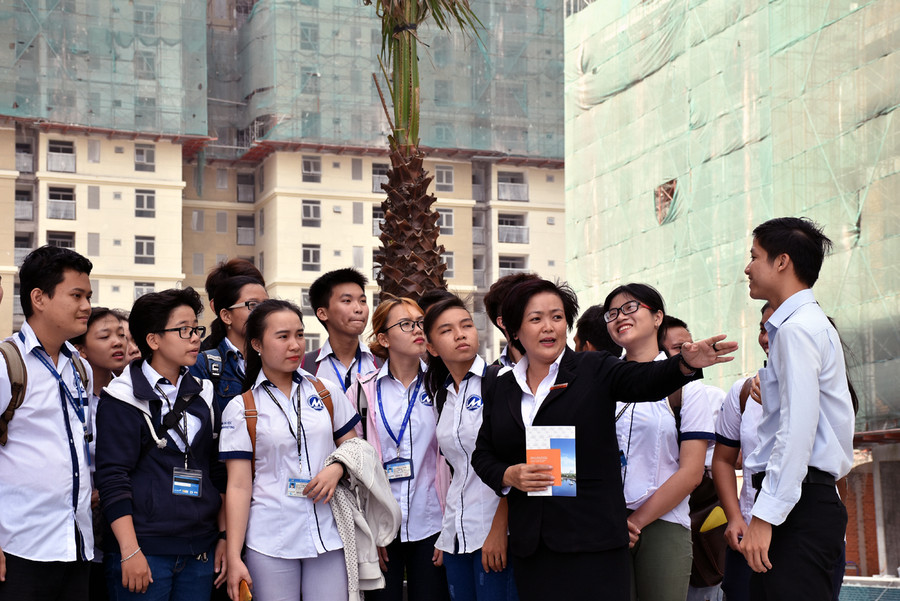 Sinh viên Trường ĐH Tài chính – Marketing kiến tập tại Khu căn hộ The Art trong khu đô thị Gia Hòa (Q.9, TPHCM) Sinh viên Trường ĐH Tài chính – Marketing kiến tập tại Khu căn hộ The Art trong khu đô thị Gia Hòa (Q.9, TPHCM)