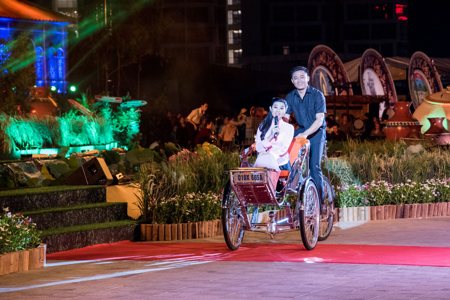 Nghệ sĩ Quế Trân trong một tiết mục biểu diễn Nghệ sĩ Quế Trân trong một tiết mục biểu diễn