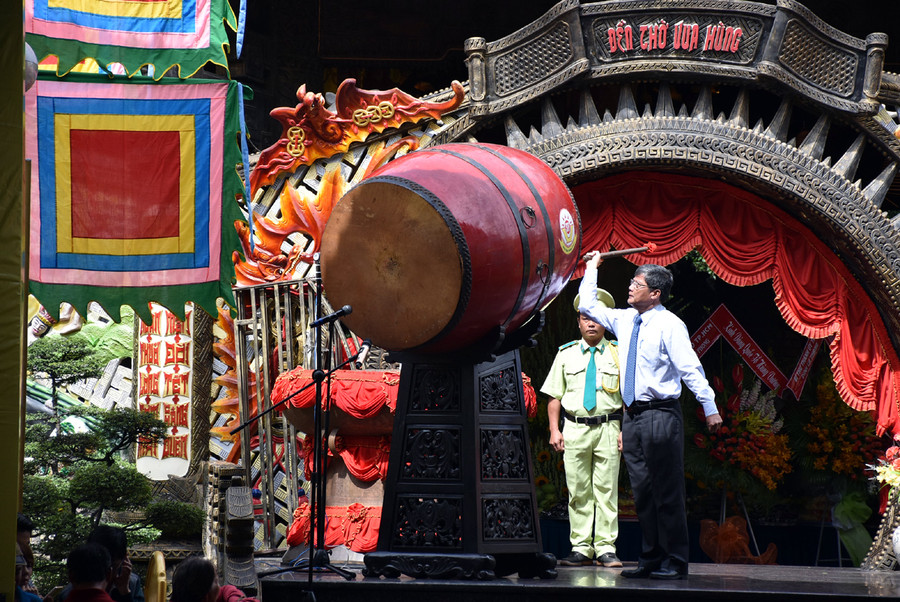 Ông Nguyễn Văn Đua - nguyên phó Bí thư thường trực Thành ủy TPHCM - gióng trống khai hội