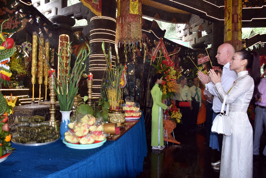 Vợ chồng ca sĩ Thu Minh dâng hương Quốc Tổ