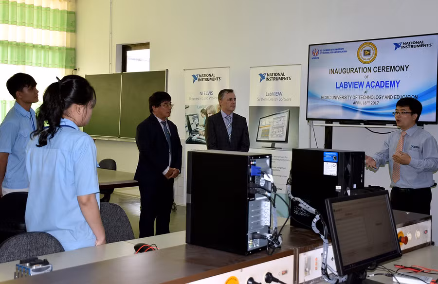 Đại diện National Instrument trao đổi với SV về ý nghĩa của việc hỗ trợ LabVIEW Academy
