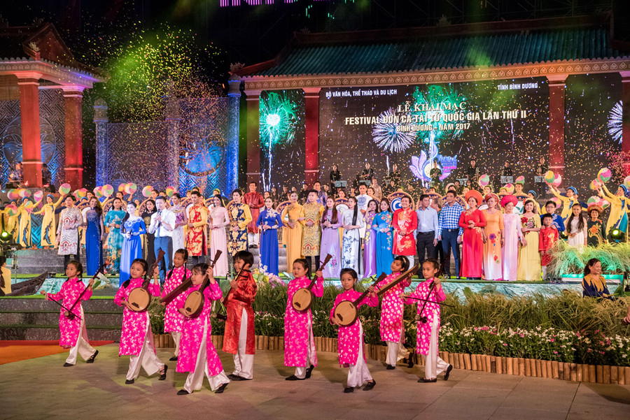 Các tiêt mục văn nghệ với phần tham gia của đông đảo diễn viên, nghệ sĩ Các tiêt mục văn nghệ với phần tham gia của đông đảo diễn viên, nghệ sĩ