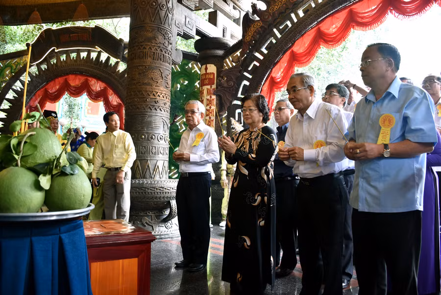 Bà Trương Mỹ Hoa – nguyên Phó Chủ tịch nước, cùng đại diện các cơ quan ban ngành dâng hương Quốc Tổ